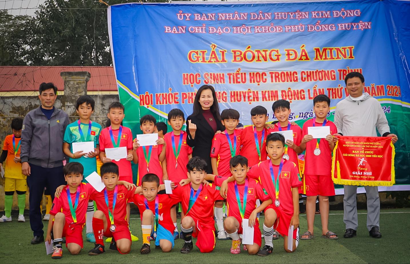 Đồng chí Hoàng Thị Thu Phương - Trưởng Phòng GD&ĐT huyện trao giải Nhì cho đội bóng đá nam của trường TH&THCS Đồng Thanh