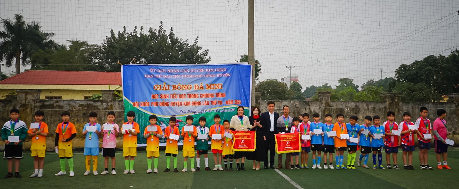 Ban tổ chức trao giải Ba cho 2 đội bóng đá nam của trường TH&THCS Chính Nghĩa và trường TH&THCS Hùng An